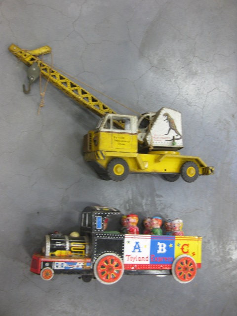 昭和レトロ 鉄のオモリの付いたクレーン車 日本製 昭和レトロ 鉄の