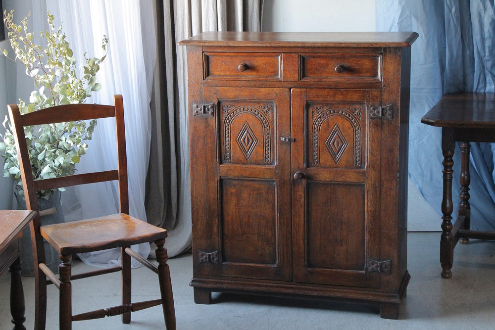 素晴らしい木肌が魅力の1930年代オーク材カップボード（横幅81.5cm