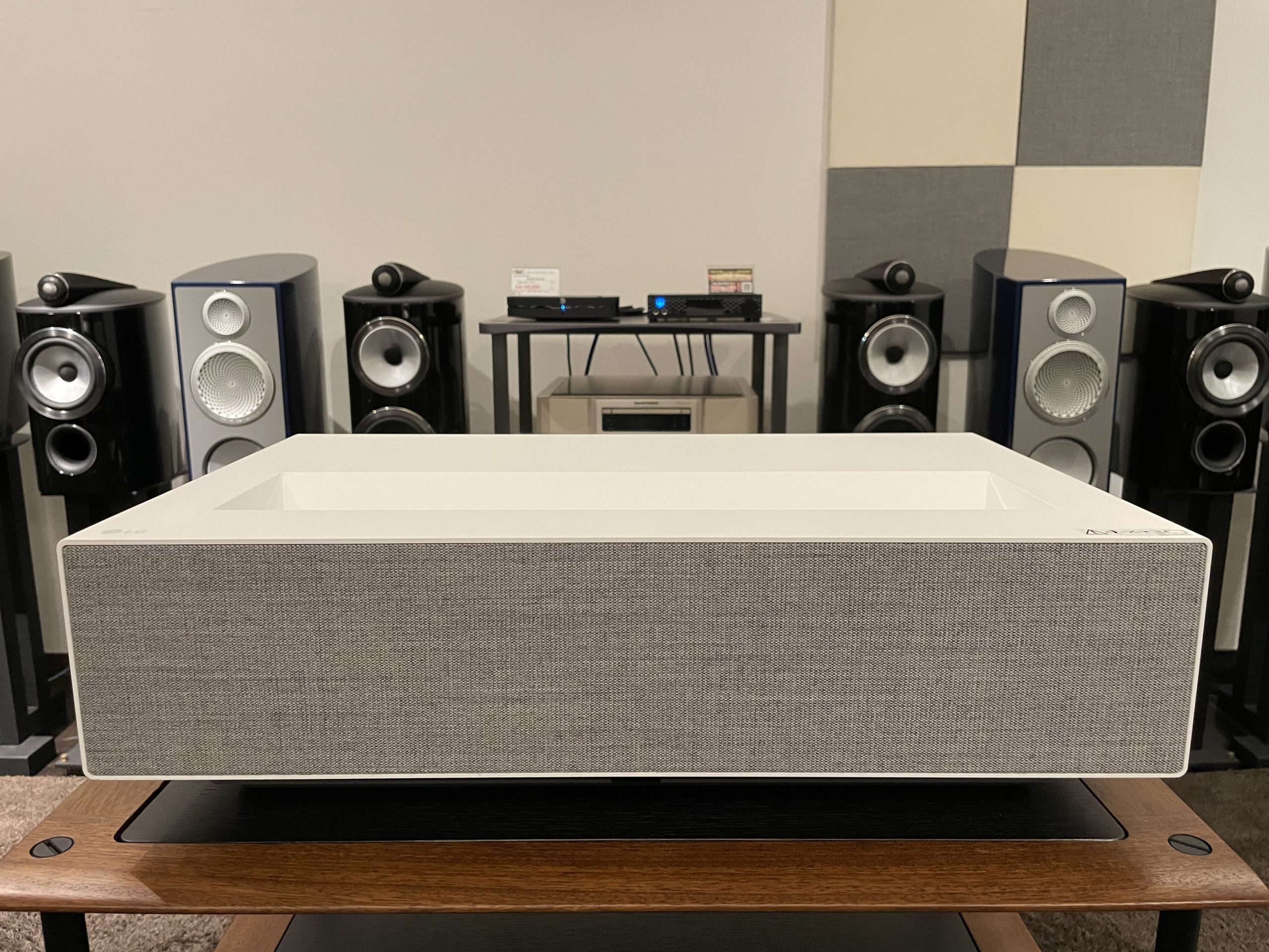 名古屋店】超短焦点レーザー4Kプロジェクター LG/HU715QW常設展示