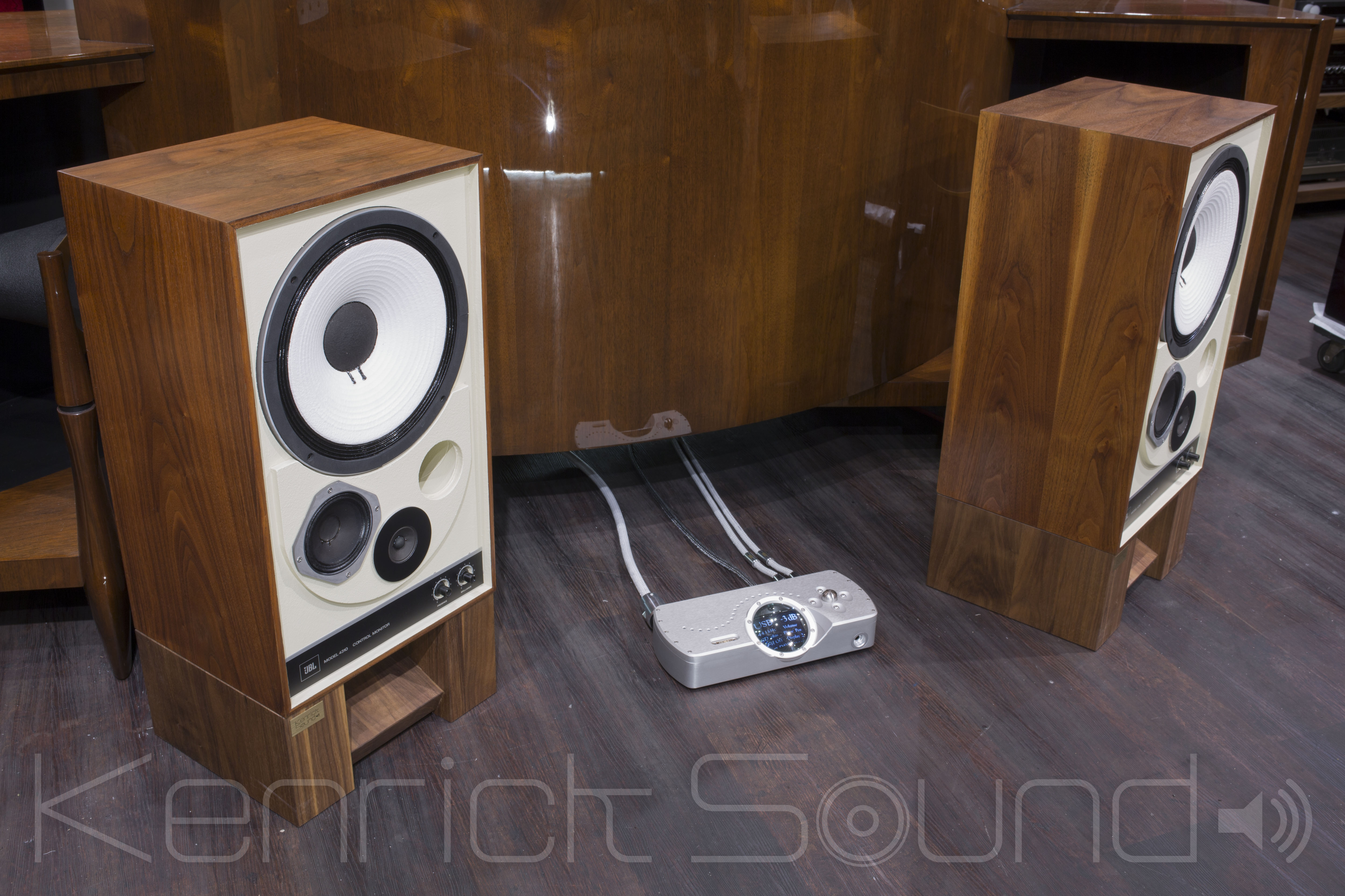 JBL 4310 クリームバッフル (発売前DAC CHORD DAVEで動画試聴