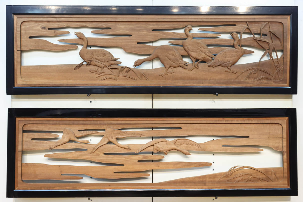 鴈(ガン)が戯れたり飛び立っていく姿を描いた仄々とした井波彫刻欄間