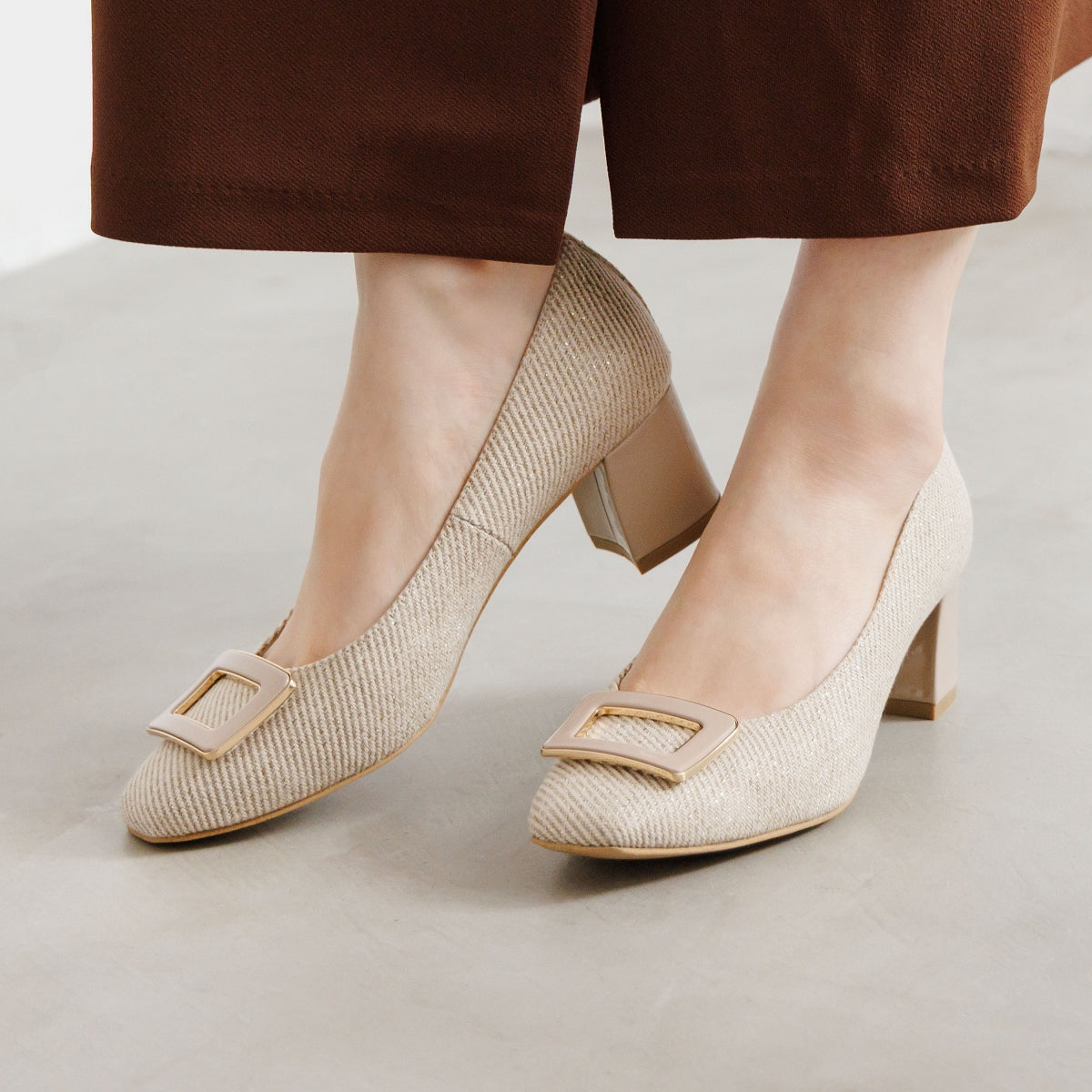 26SS新色追加】スクエアバックルチャンキーヒールパンプス/653302