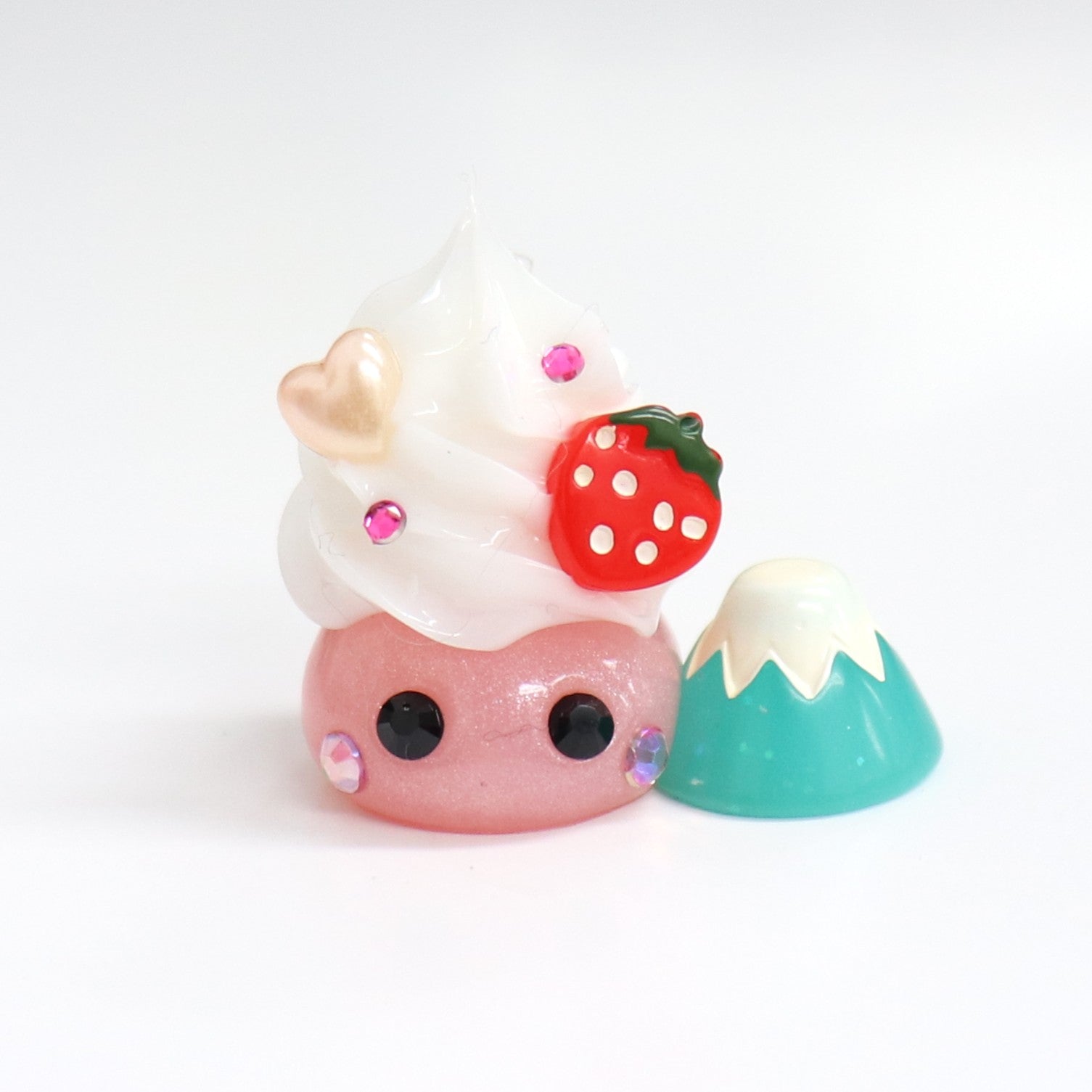 静岡限定／いちごホイップ富士山ほっぺちゃん ストラップ – SUNHOSEKI