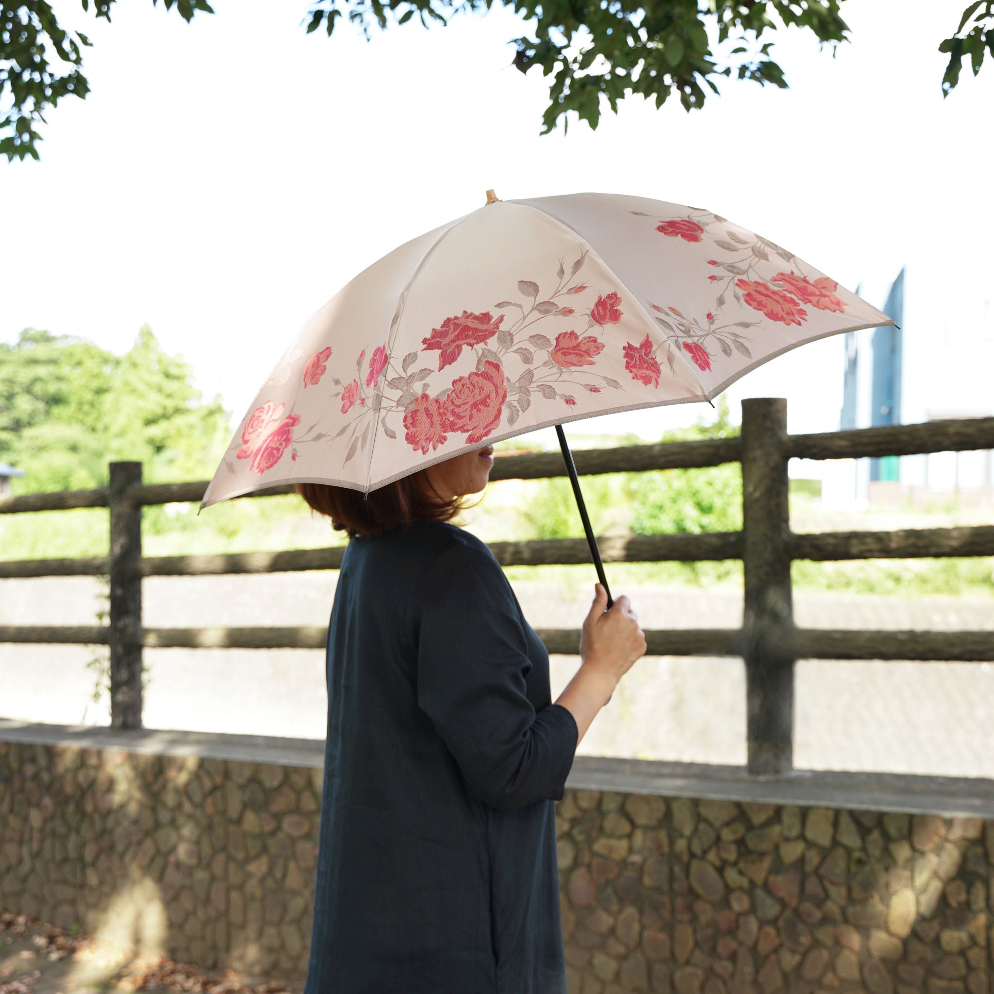 人気のバラ柄を楽しむレディース折りたたみ傘！晴雨兼用雨傘8本骨55cm