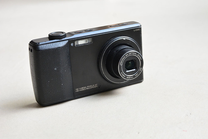 何だこれは!? カメラのルックスをした携帯電話 docomo L-03C