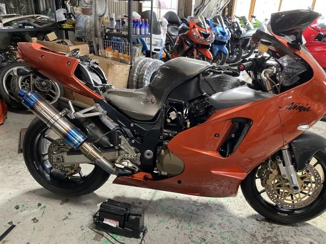 カワサキZX-12RにUSB電源とXグリップ取り付け（BURST