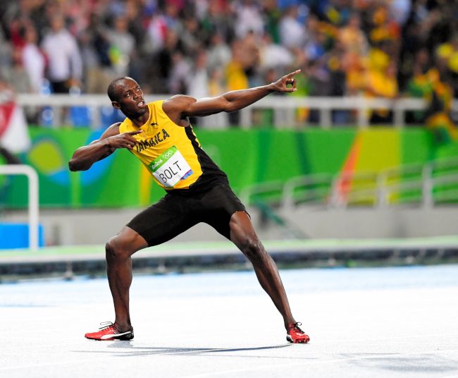 男子200メートルで優勝し、ポーズを決めるウサイン・ボルト＝諫山