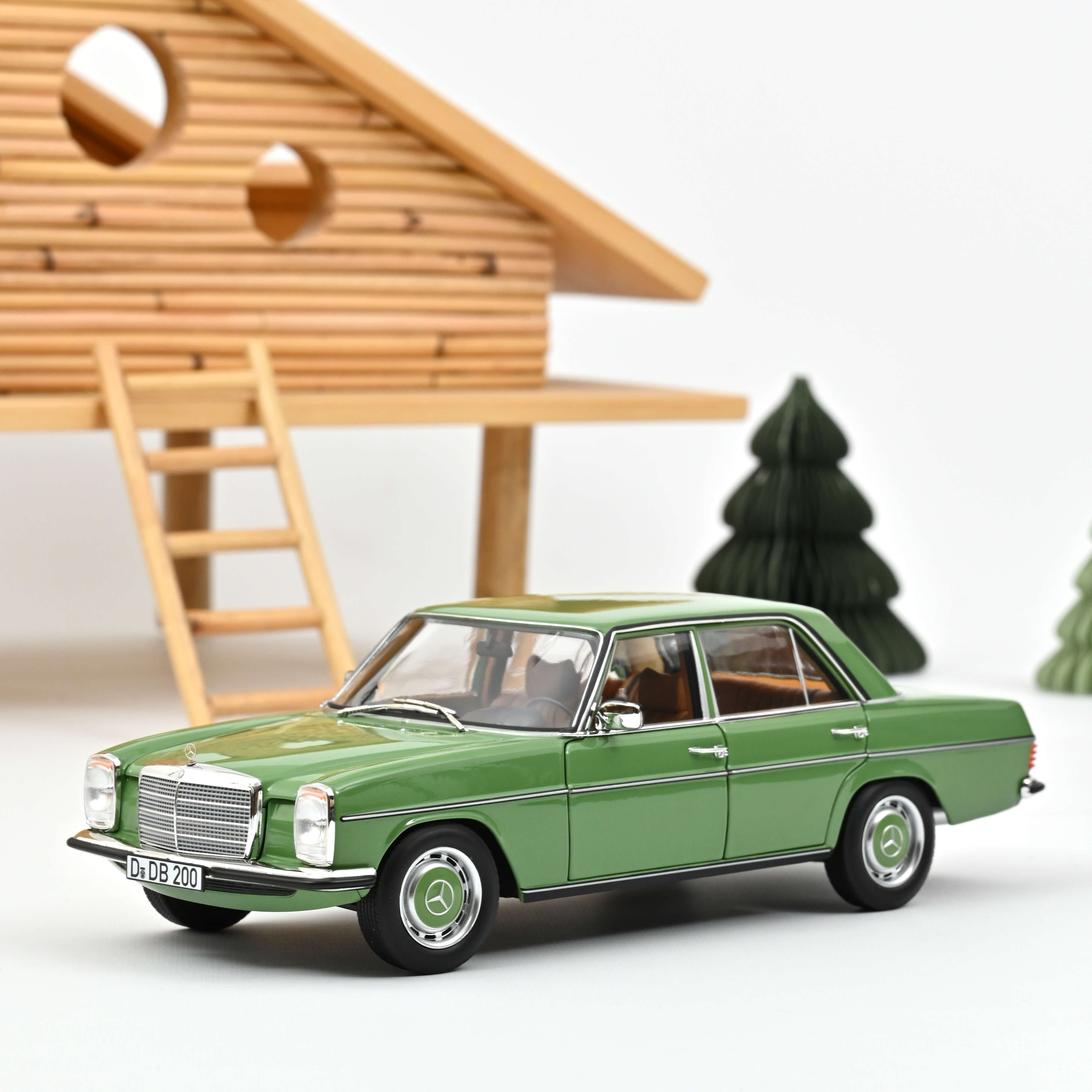 Mercedes-Benz 200 1973 Green 1:18 – Norev