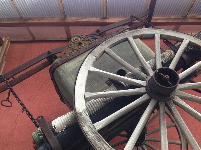 片江】なぜか道端に展示されている昔の消防ポンプ - Y氏は暇人