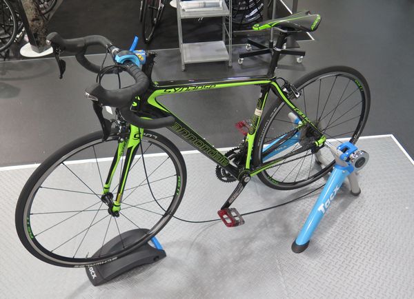 インドアトレーニング】スタイリッシュで“スマート”なライトブルーの