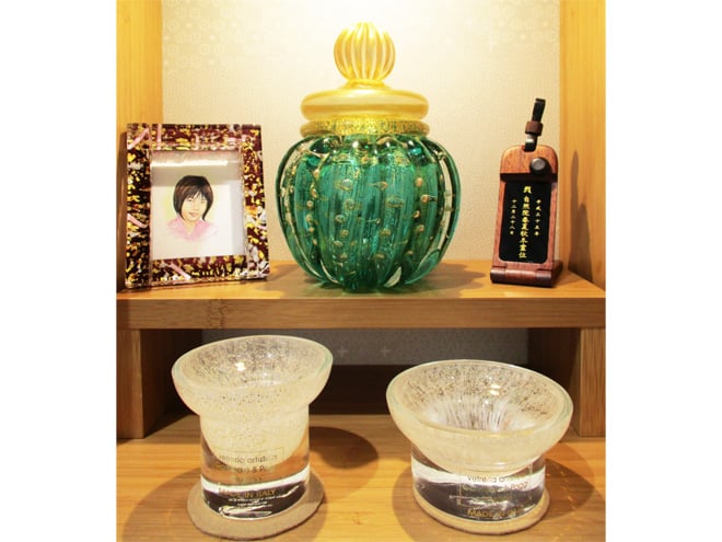 おしゃれなイタリア製のモダン骨壺 - 仏壇のあるリビング｜現代的で