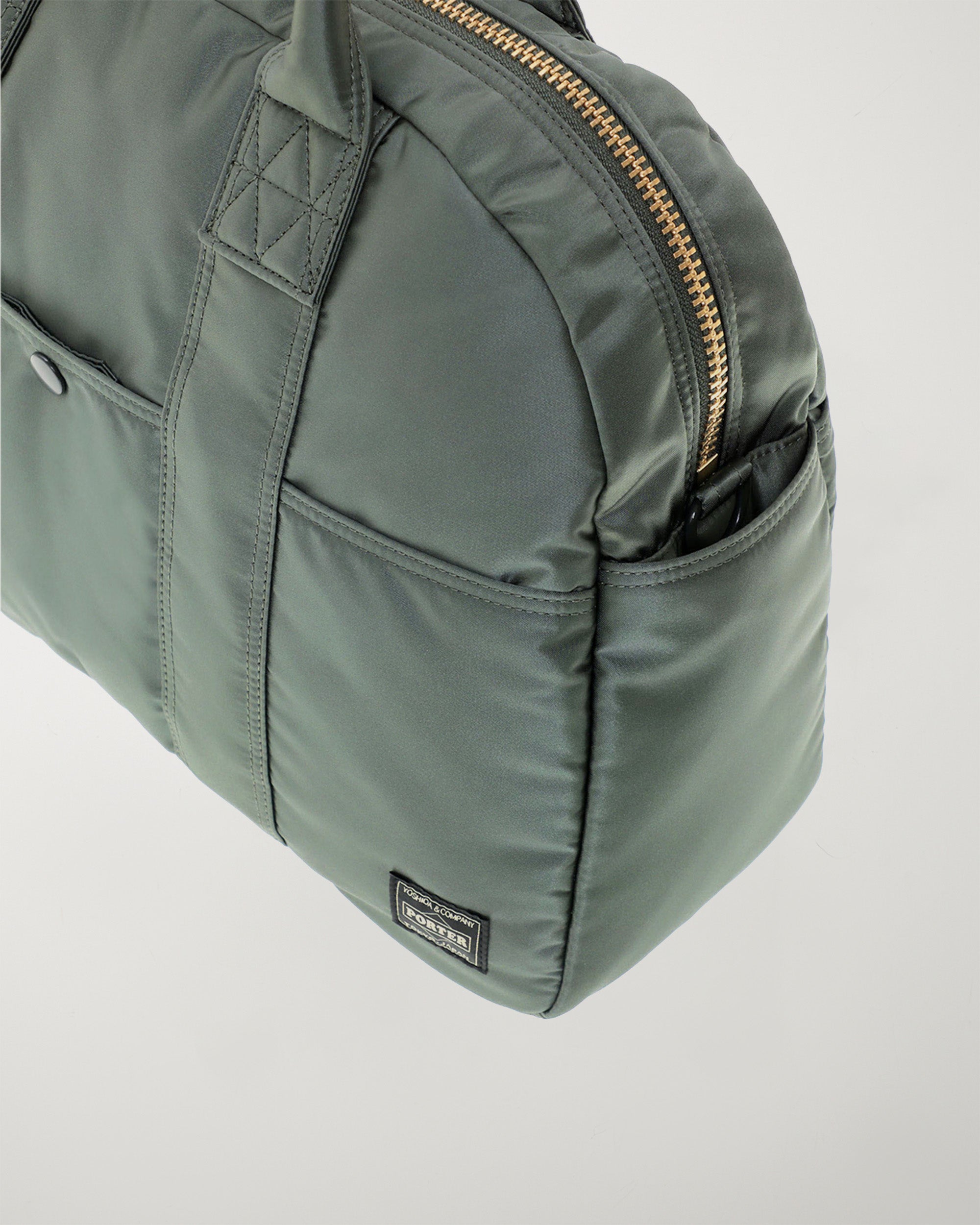 Porter Yoshida – Tanker Madison Boston Bag (M) Sage Green – Tenue