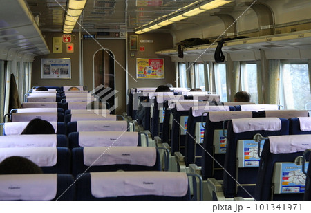JR西日本の381系特急、普通車の車内（後方から）の写真素材 [101341971
