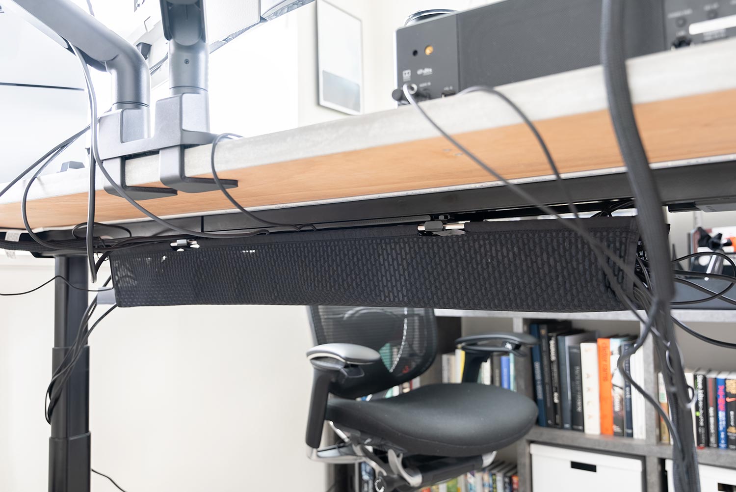 FlexiSpot E8にベストなケーブルトレー『PREDUCTS Mesh Cable Holder