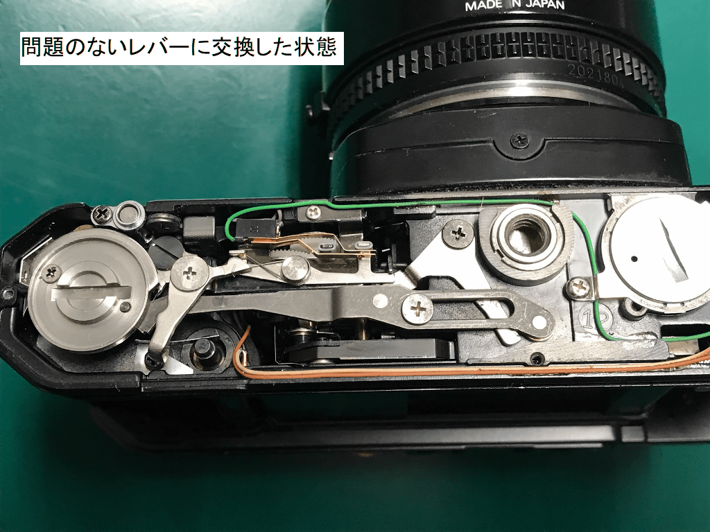 Nikon FE2 稼働品ですがレンズ脱着ボタンが食い込んでいます。 Nikon