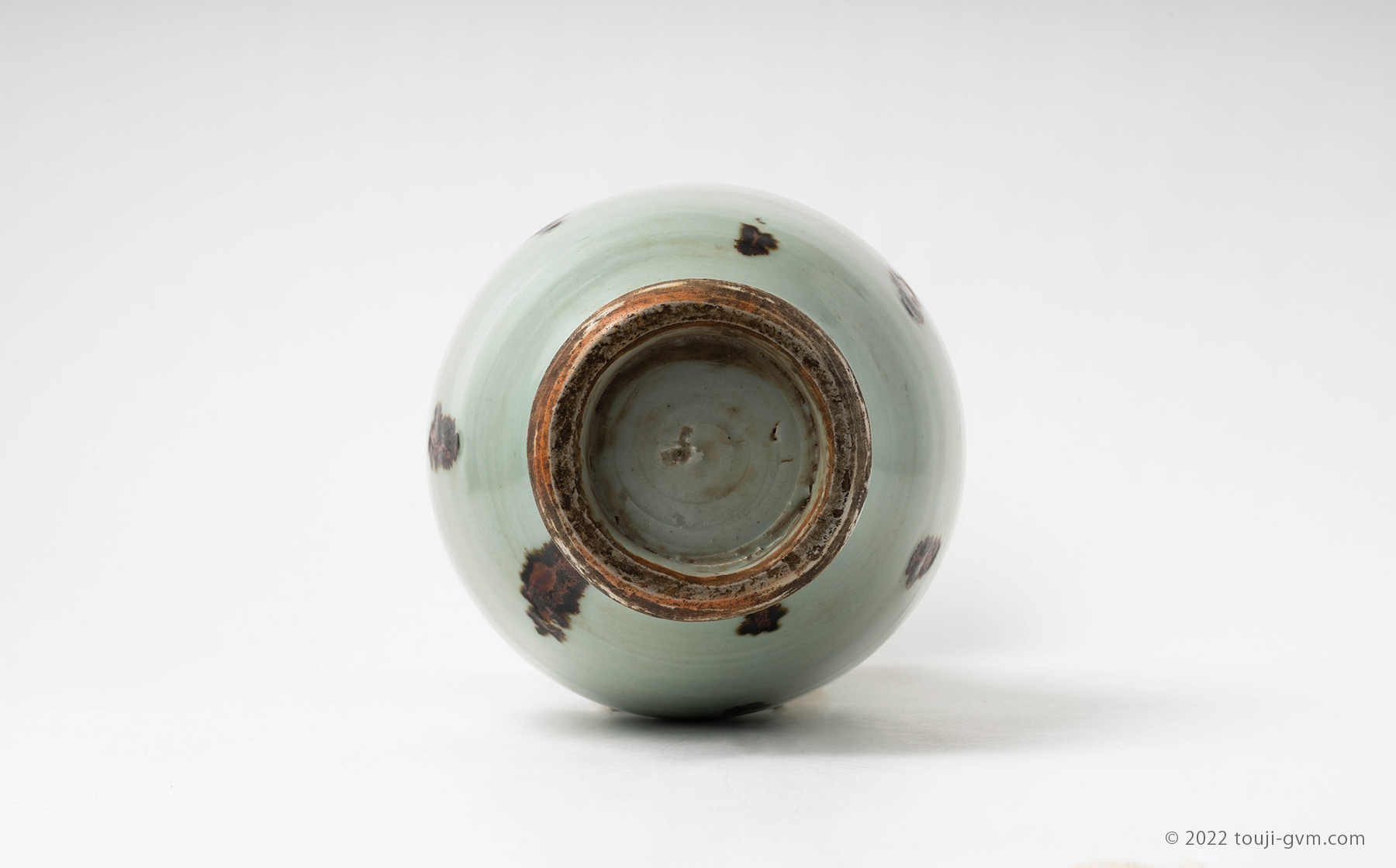 龍泉窯 飛青磁貼花桃文花生 – Longquan Celadon | 陶磁オンライン