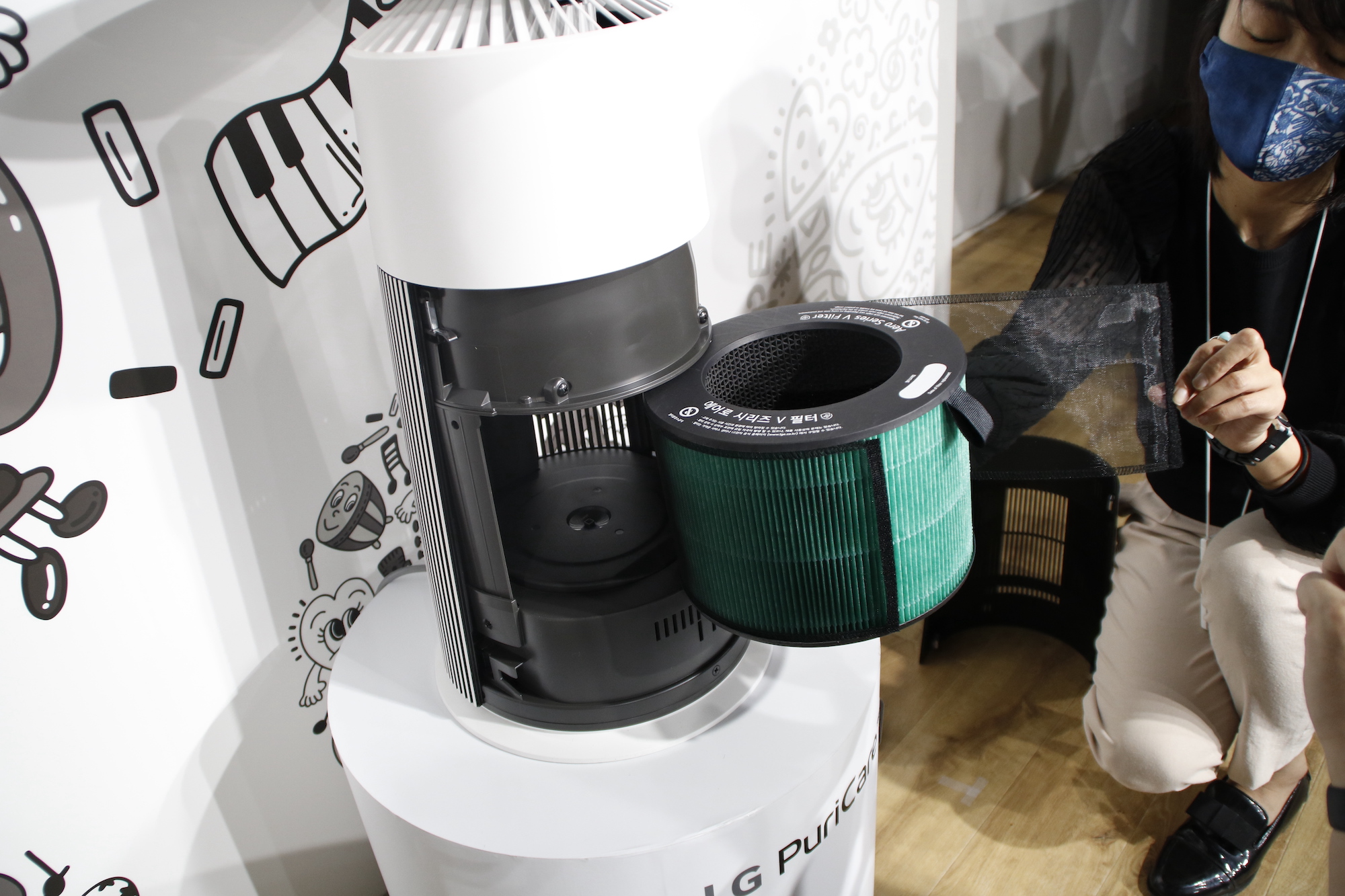 サイドテーブルやムードライトに使えるLGのマルチ機能空気清浄機が