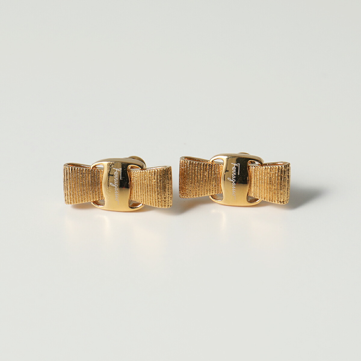 楽天市場】FERRAGAMO フェラガモ ピアス ヴィラリボン 76 0546