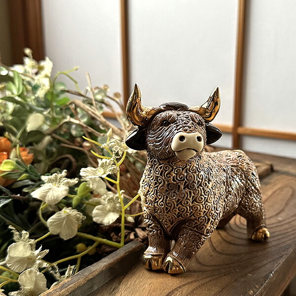 陶器製 牛の置物 黒色台座付き