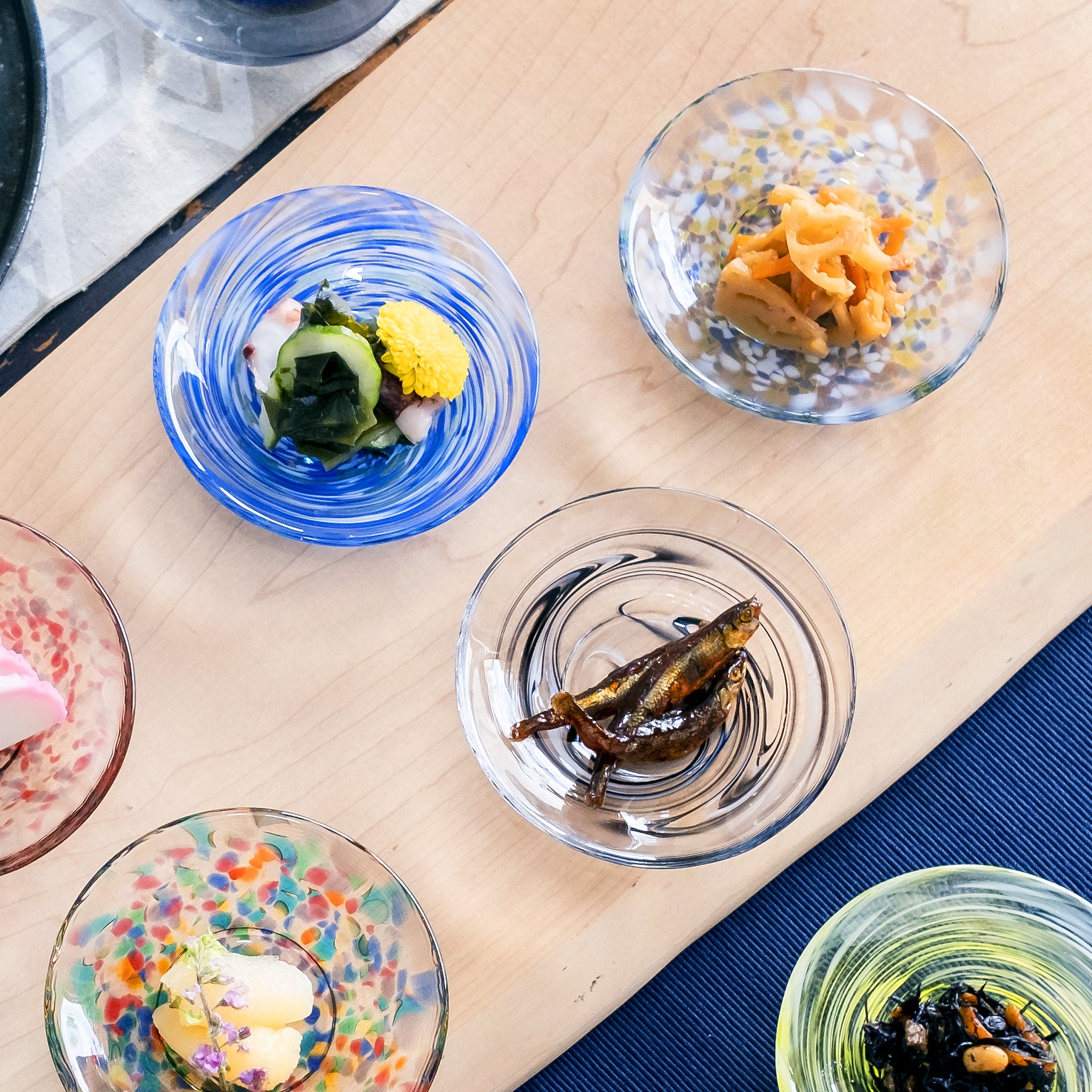 津軽びいどろ 色色豆皿 夜雲 | 黒の墨流しがおしゃれなガラスの小皿