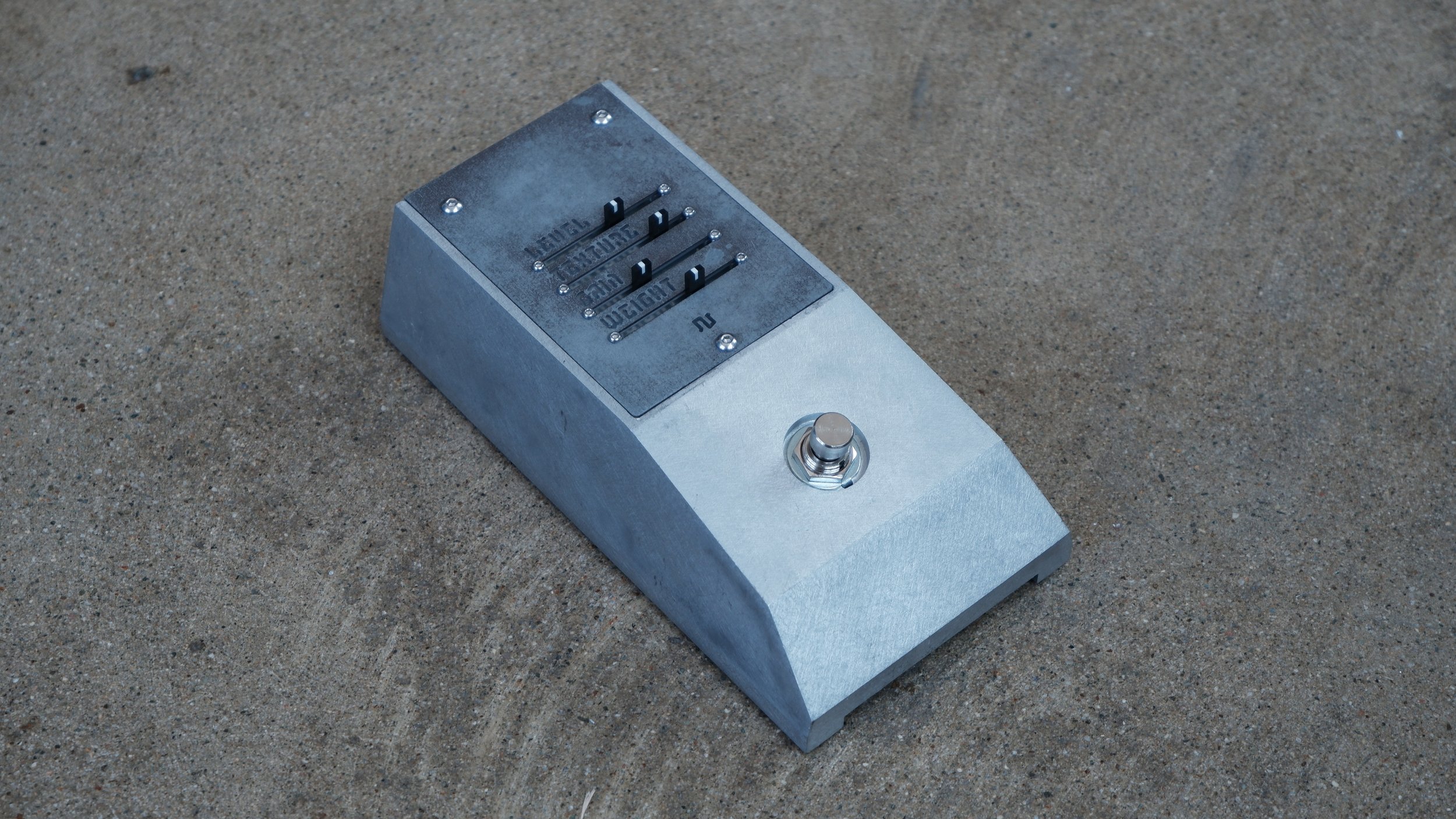 Manlay Sound のTone Bender MKIIレプリカ「Super Bender」は、ヤード