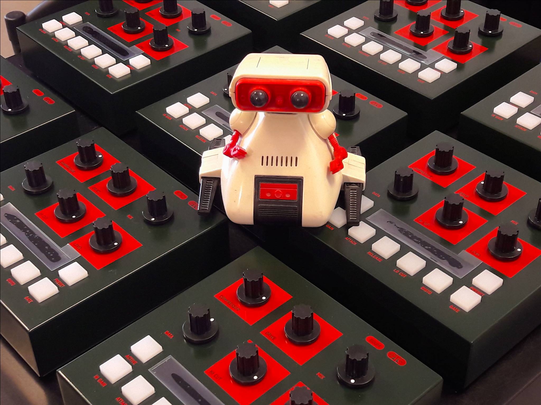 フランスのOTO Machinesより、コンプレッサーとディストーションを融合