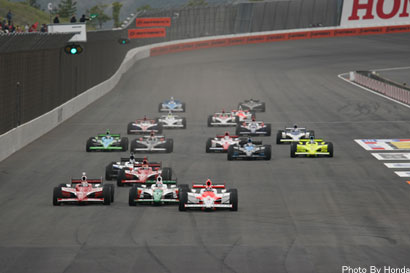 ダニカ・パトリックが女性としてインディカーで史上初優勝。武藤英紀11