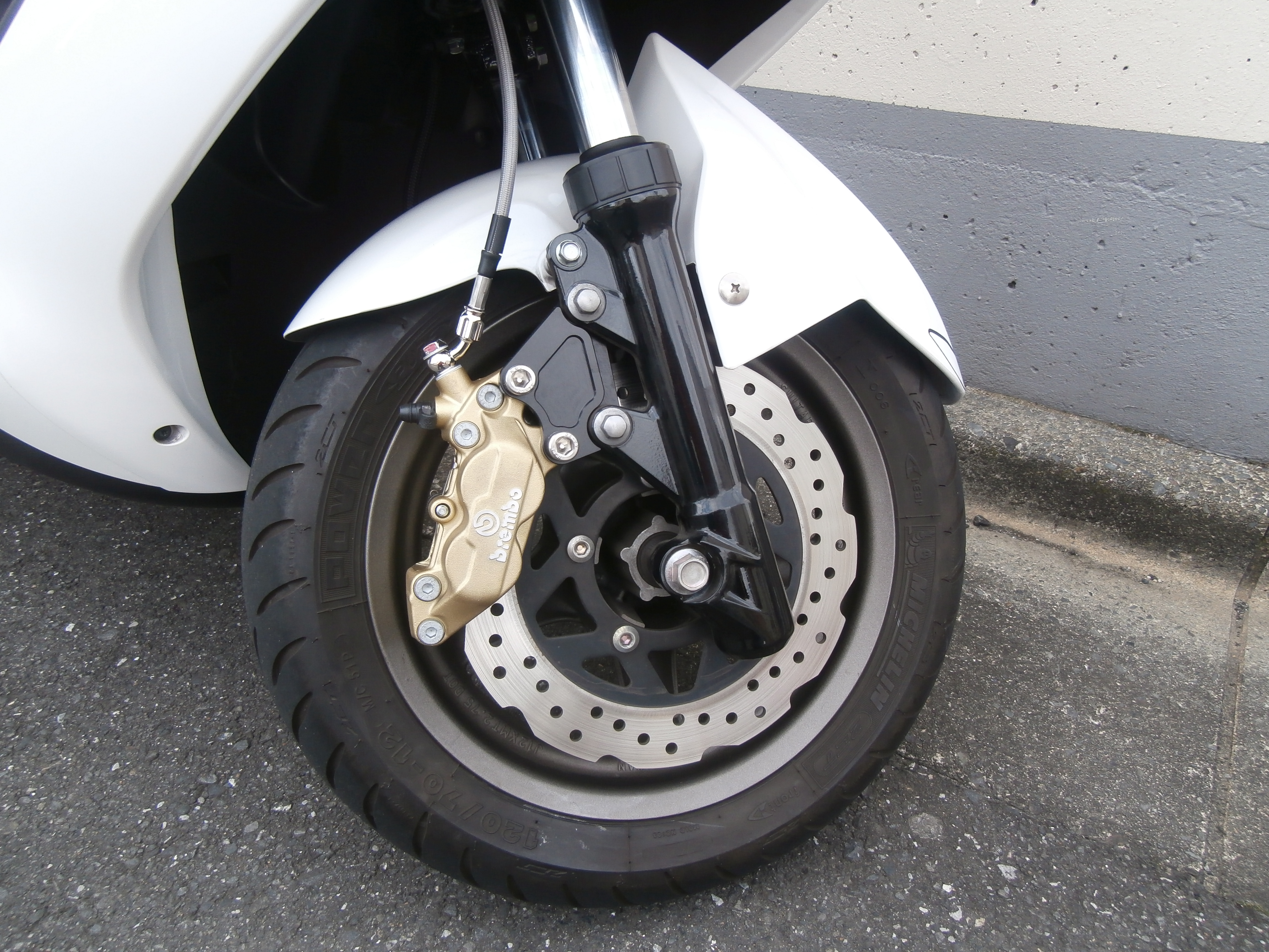 3rdシグナスX-SRにブレンボキャリパー - 自動車バッテリー バスケス