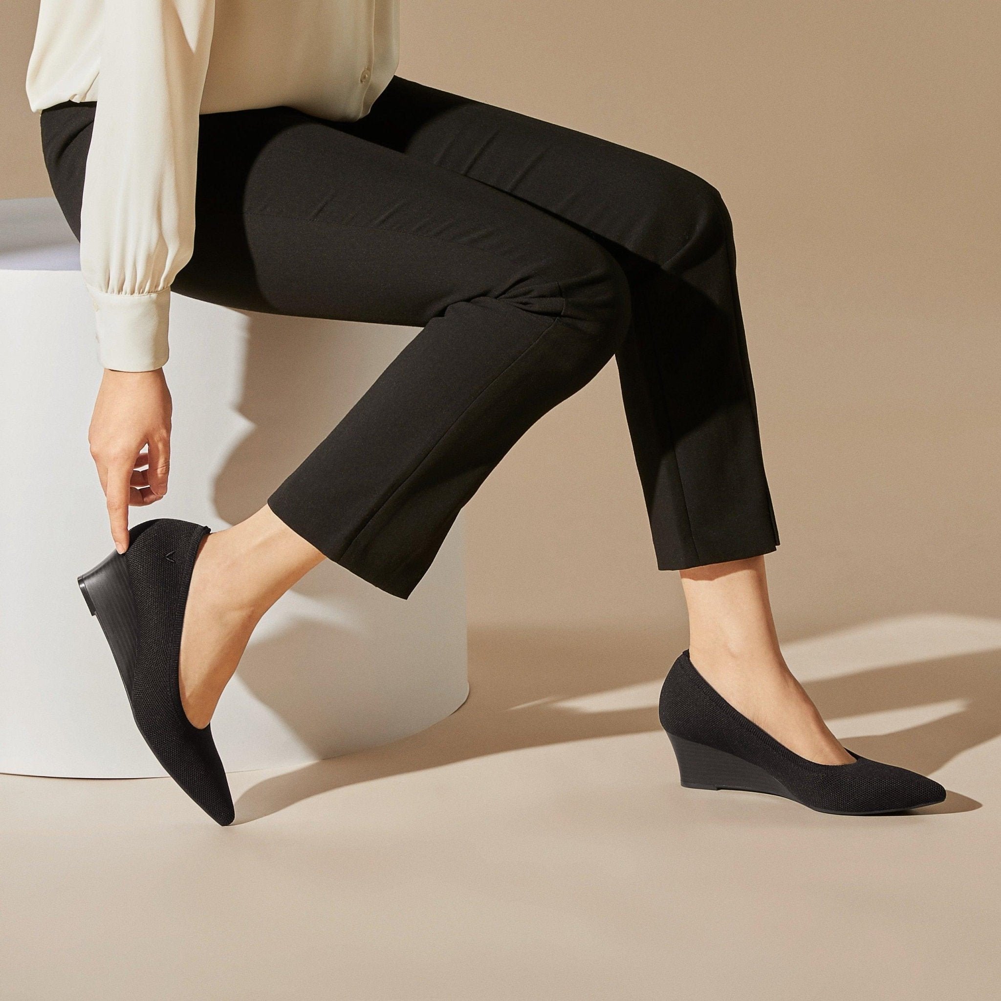 Aria Wedge Pro] ポインテッドトゥ ウェッジヒール パンプス – VIVAIA