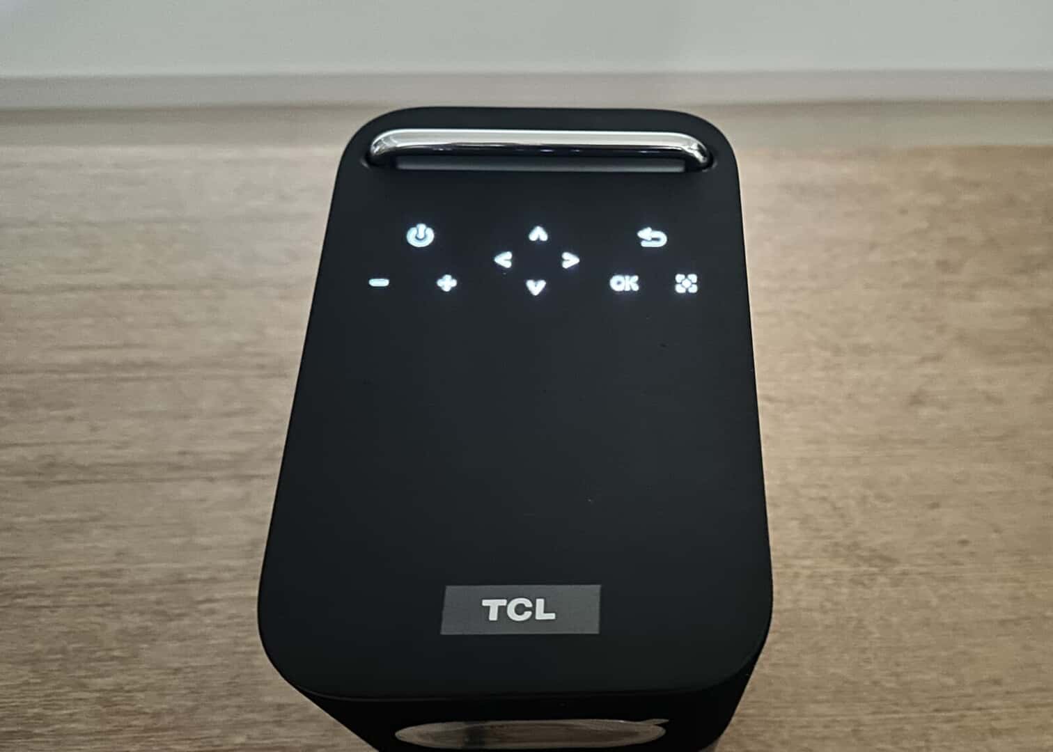 TCL A1s スマートプロジェクターをレビュー、Google TV搭載の