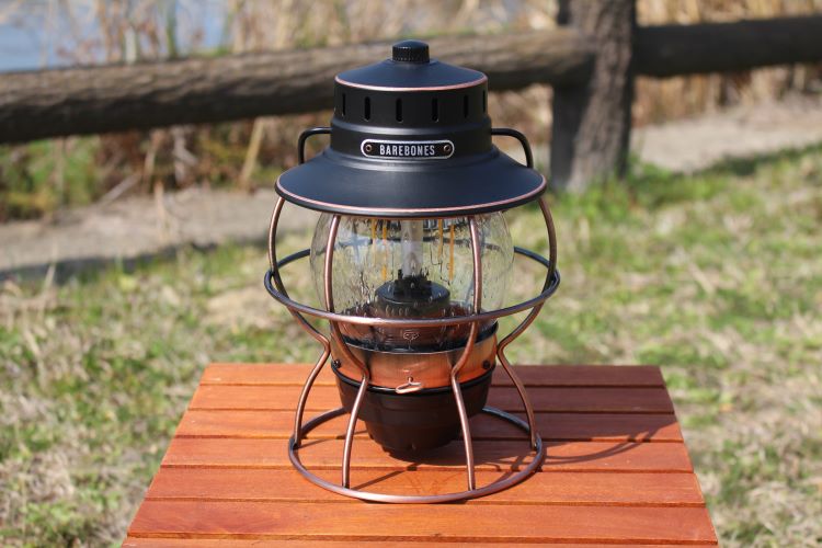 ベアボーンズ「レイルロードランタンLED」を徹底レビュー！使い方や