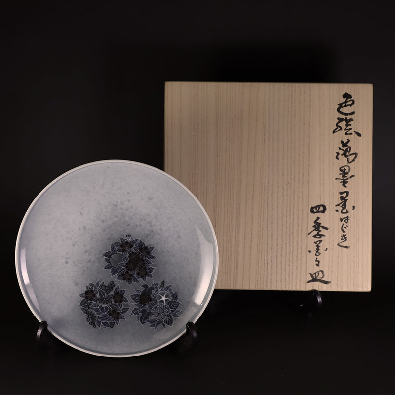 十四代今泉今右衛門 作 色絵薄墨墨はじき四季花文皿 – ギャラリー一