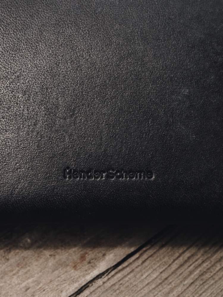 Hender Scheme】 コンパクトながらも使い勝手の良いがま口財布”3d
