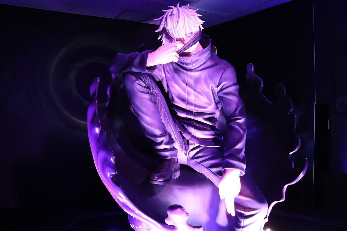 等身大の五条悟がお出迎え！ アニメ『呪術廻戦』展、前期の全貌に迫る