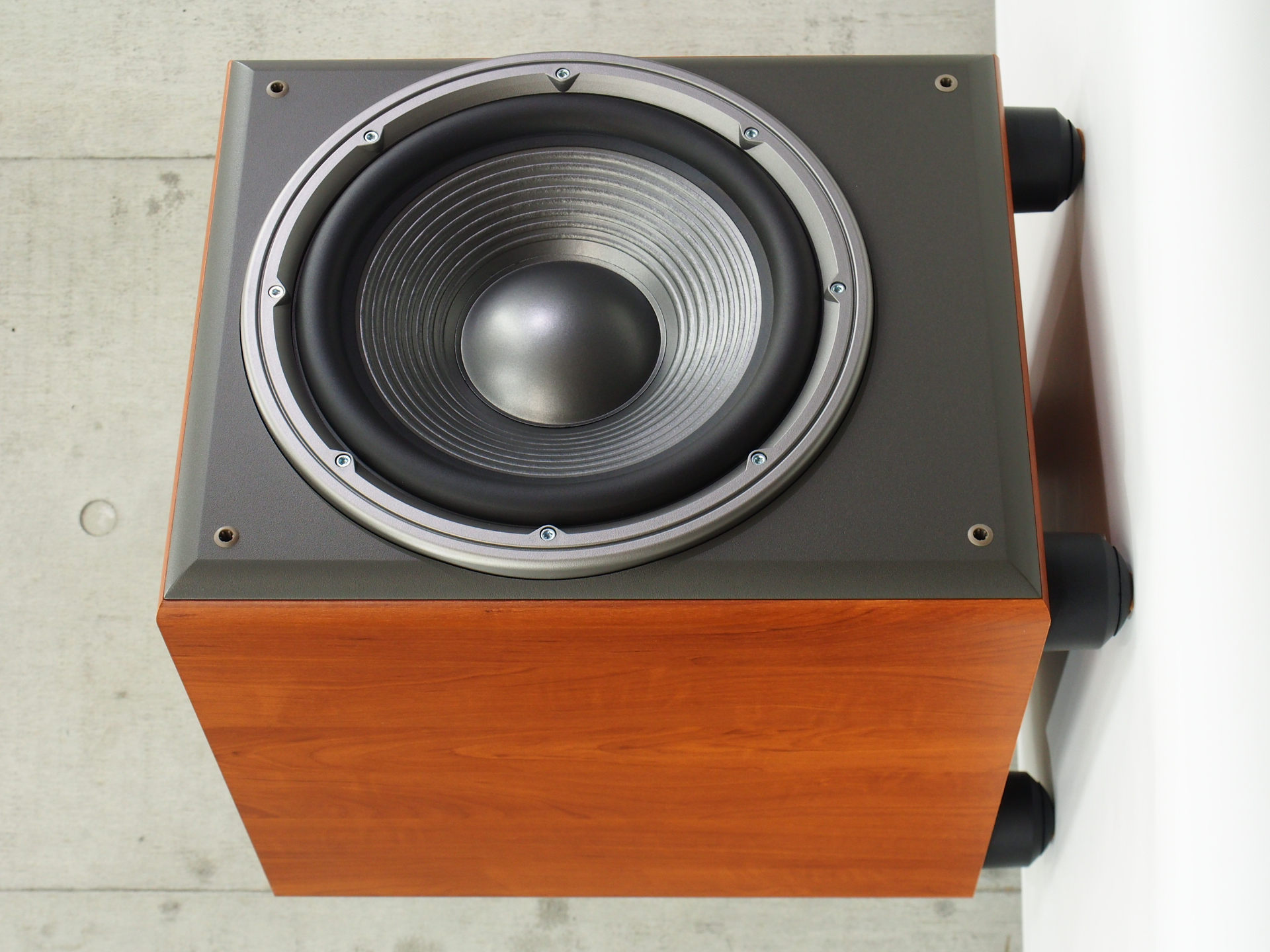 JBL E250P/100 サブウーファー 迫力の重低音と臨場感！ JBL E250P⁄100