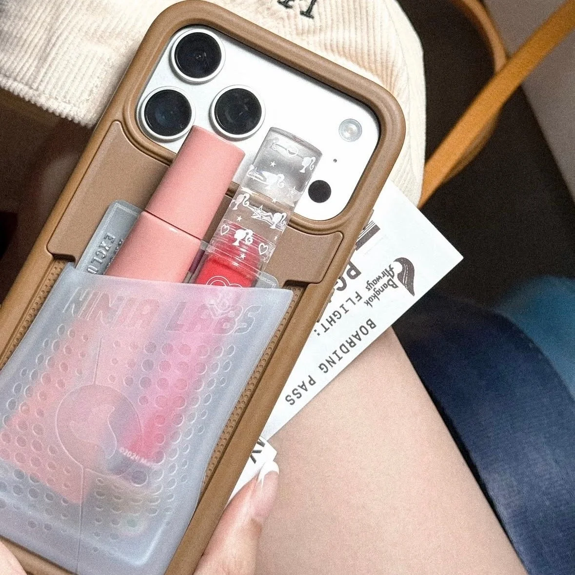 新品Ninja Labs iPhone17ケース モカ Flex Pouch - iPhone 17 – Ninja Labs