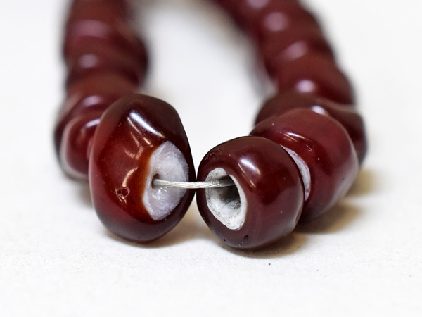 2311】ホワイトハーツ極濃赤多型状中大粒ビーズ一連(Φ7.5mm)【とんぼ玉