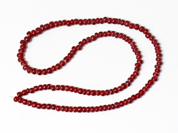 2410】ANTIQUEホワイトハーツほぼ血赤中粒ビーズ一連4(Φ5.5mm)【とんぼ