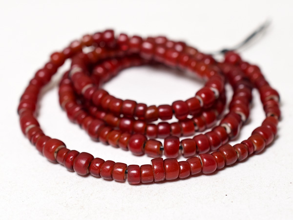 2512】ANTIQUEホワイトハーツ血赤&濃赤輪切型ミックス中粒ビーズ一連A1