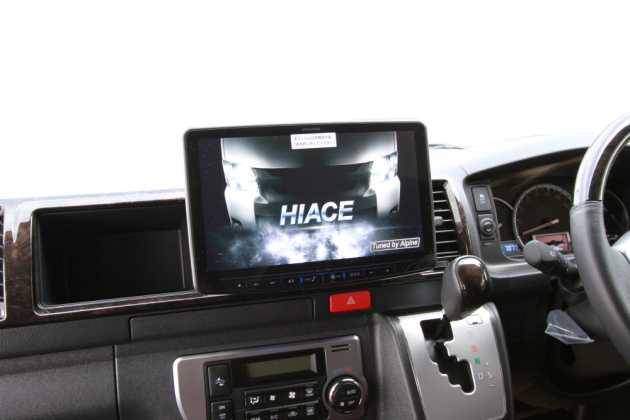 エンジンを切っていても車内で電装品が使える！装備取り付け｜トランポ