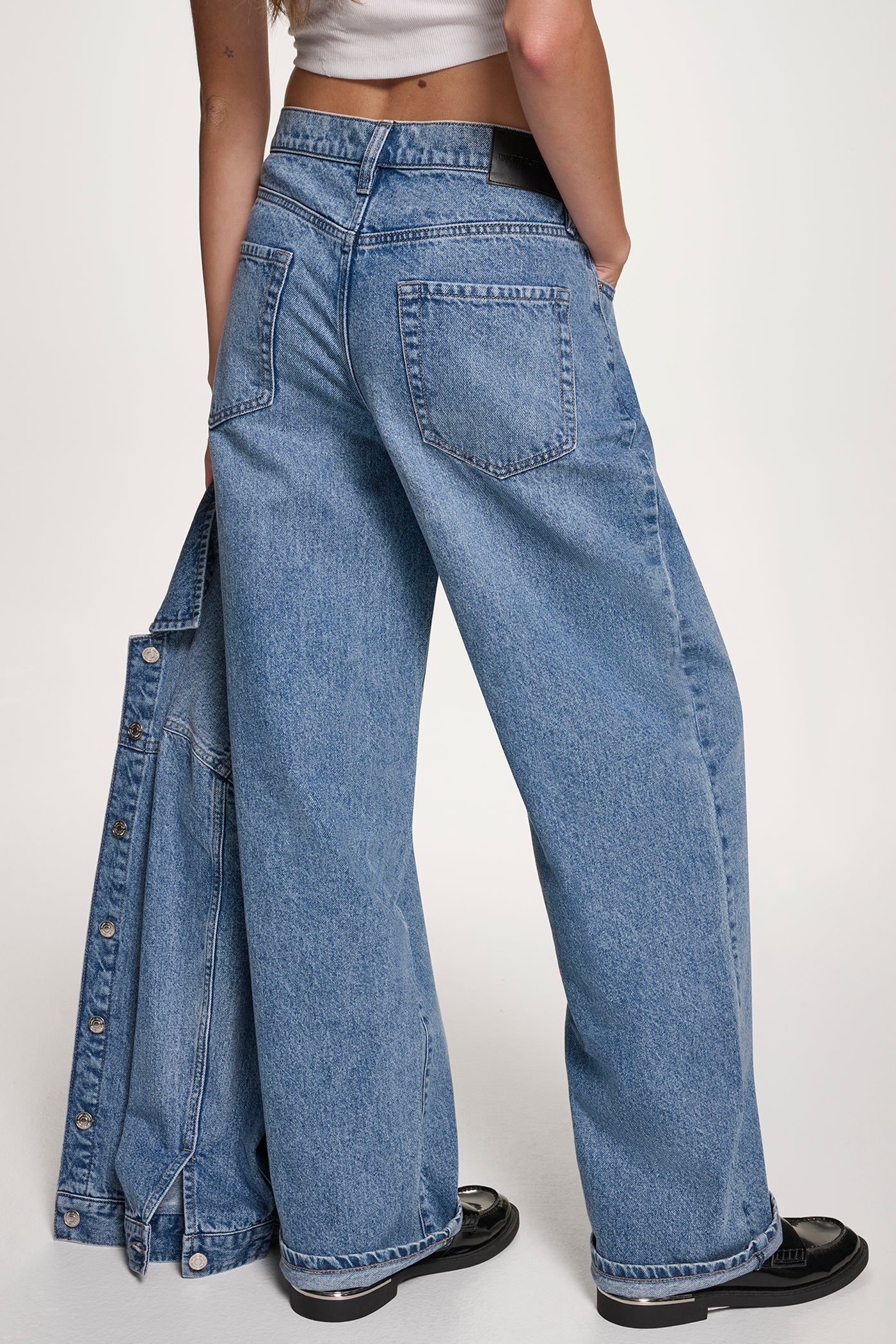 Vesey Mid Rise Relaxed Straight 32 Inch Inseam | Denim | DKNY