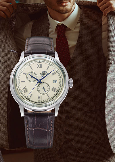 Orient」からデイ・デイト表⽰と24時間表⽰を加えた『Orient Bambino