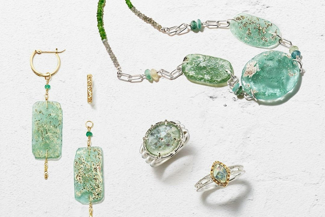 アガット23年新作ジュエリー、オーロラのように輝くローマンガラス