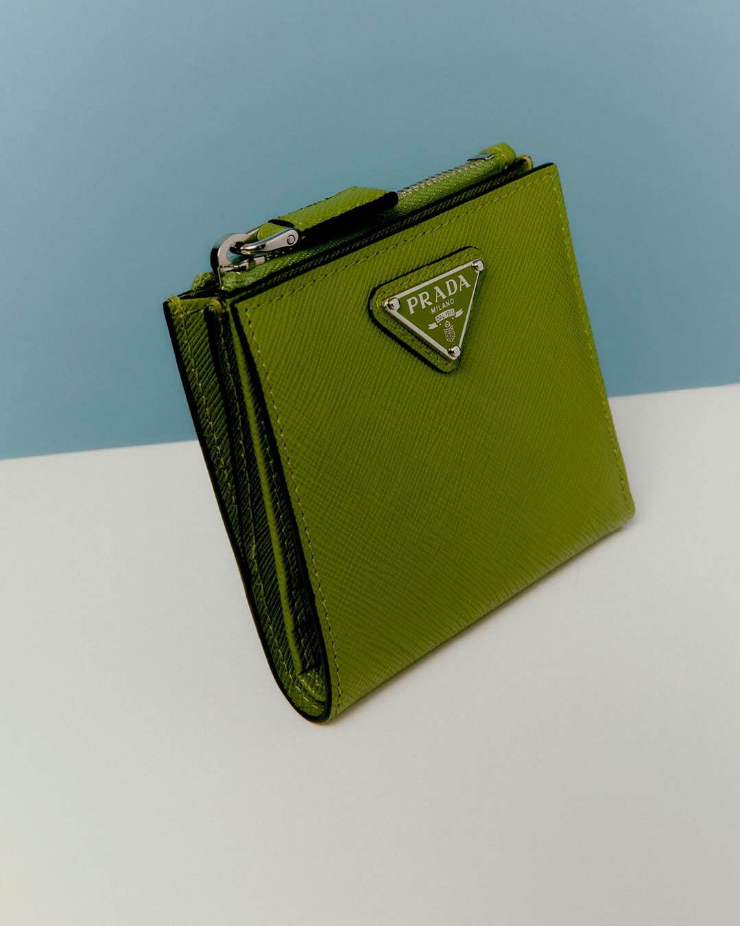 プラダ“開運”グリーンのメンズ財布、「サフィアーノ」レザーの二つ折り