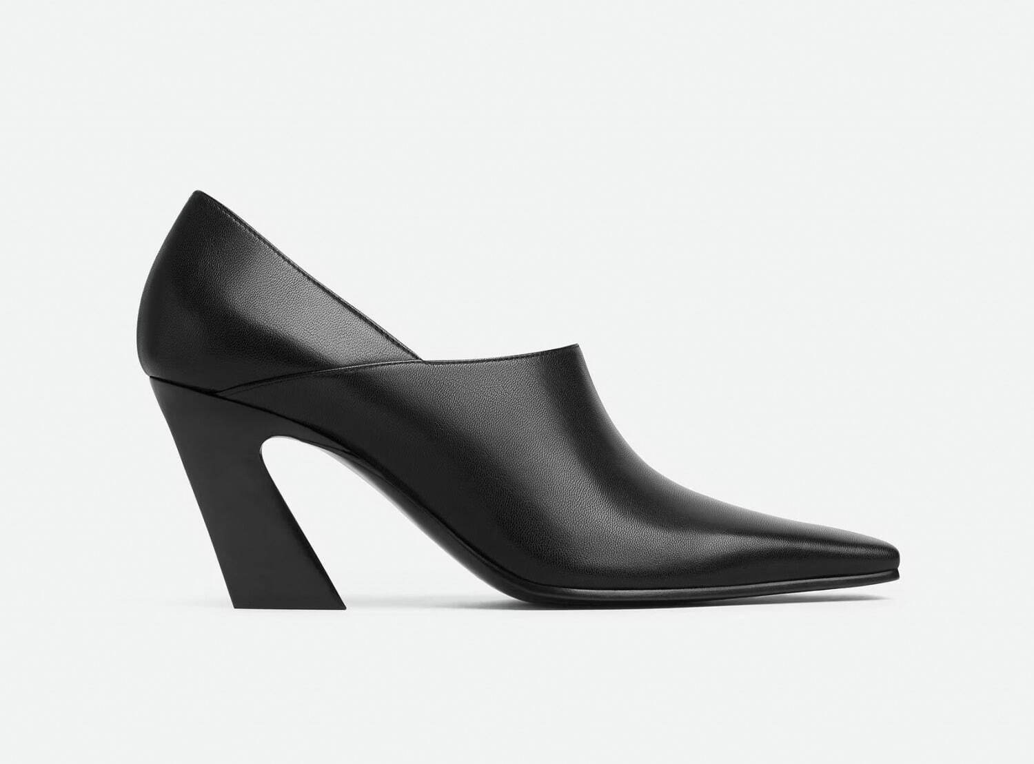 ボッテガ・ヴェネタ24年冬パンプス「ルイス」彫刻的なヒール×スクエア