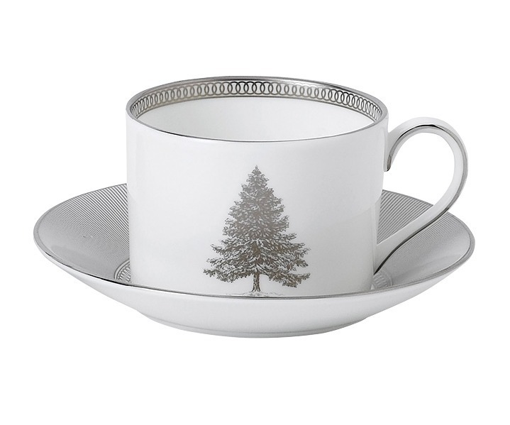 ウェッジウッド限定「ウィンター ホワイト」ツリー＆ヒイラギが輝く