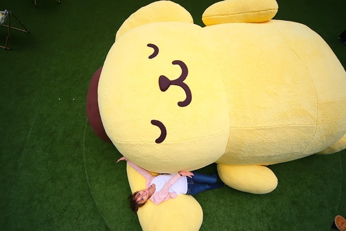 サンリオ・ポムポムプリンの4m級巨大ぬいぐるみが渋谷ストリームに