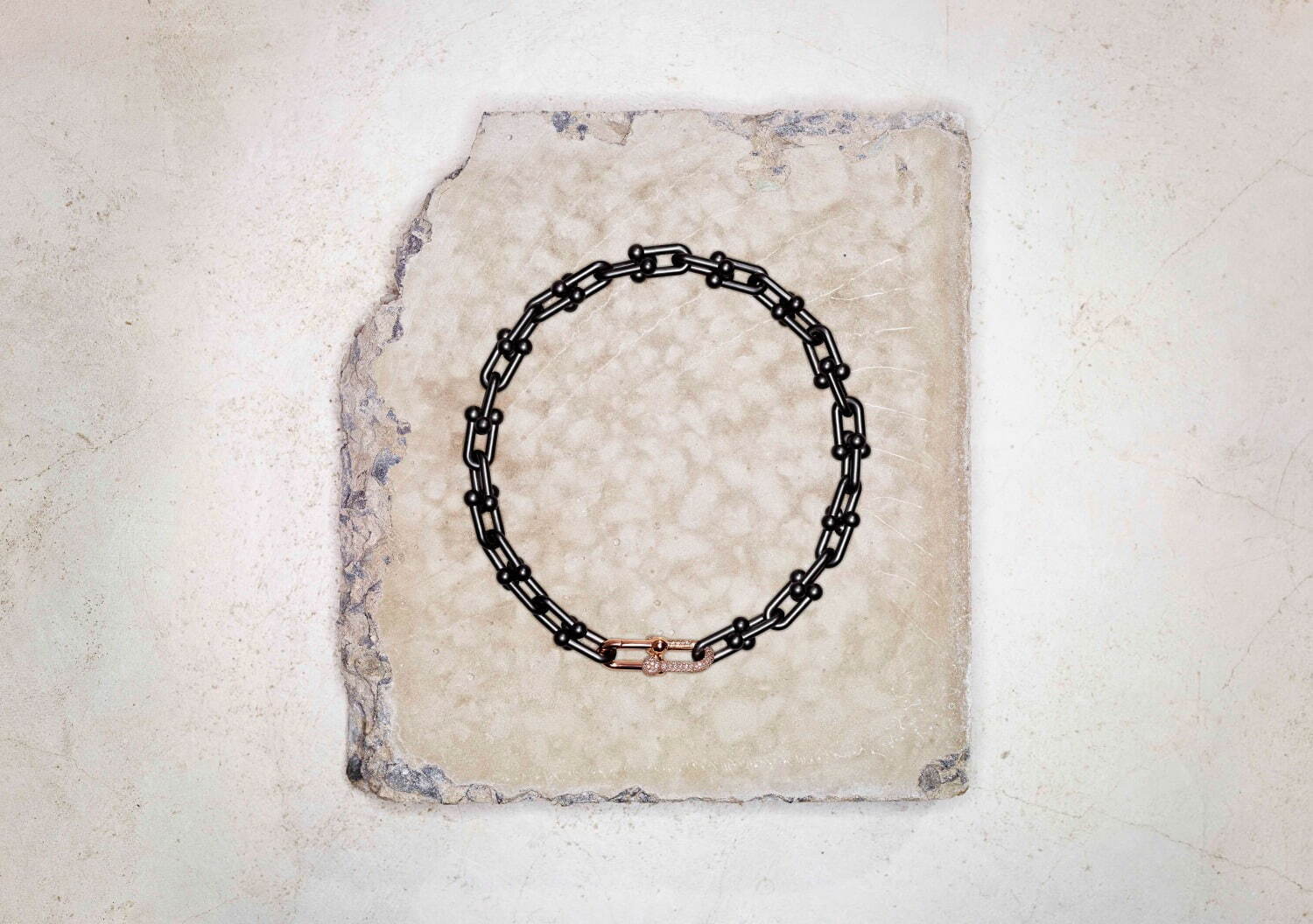 ティファニー新作ブラックチタンのジュエリー、ダイヤ煌めく“大胆