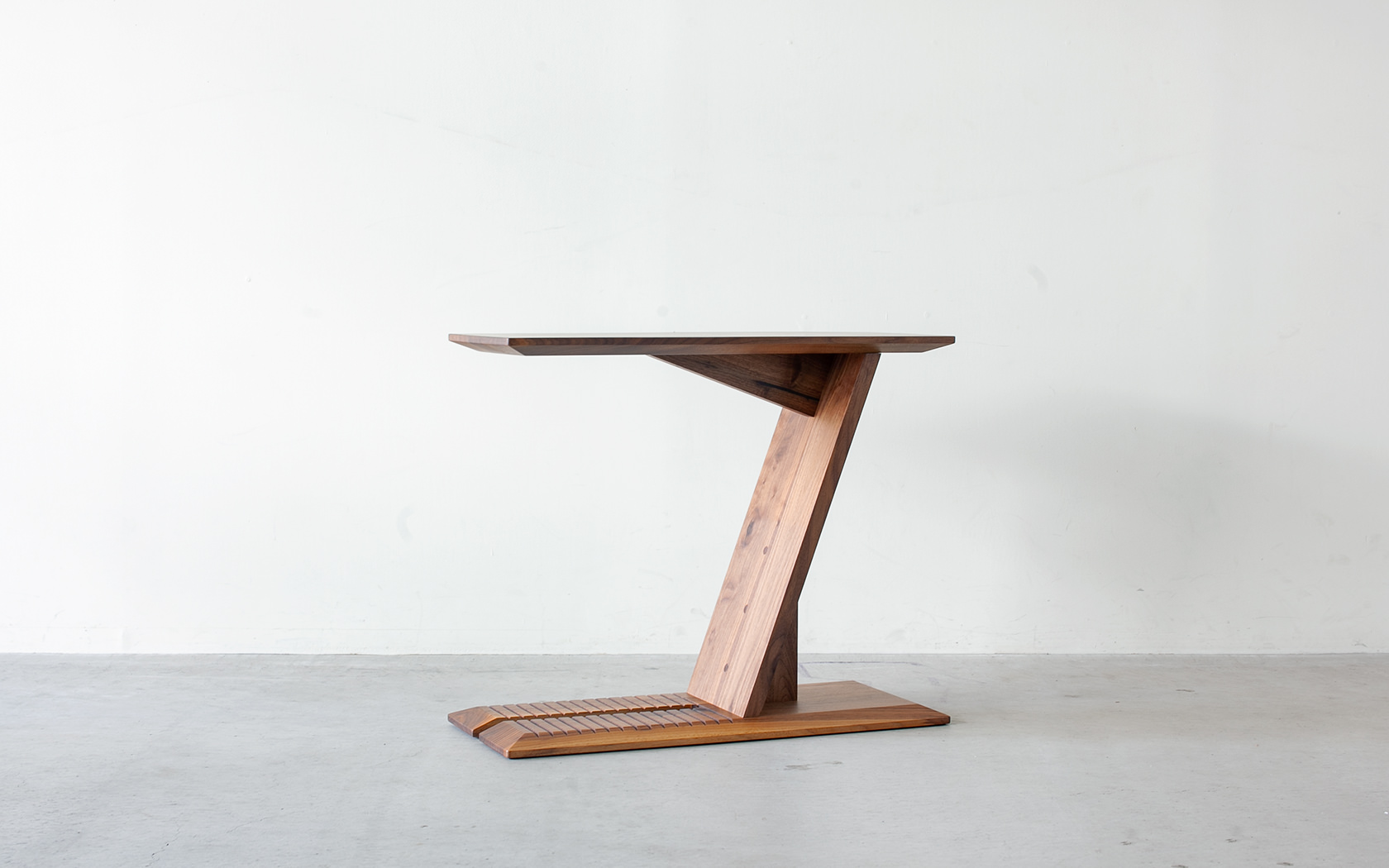 スタイリッシュなブックスタンド型のADVANCEサイドテーブル | ソファ