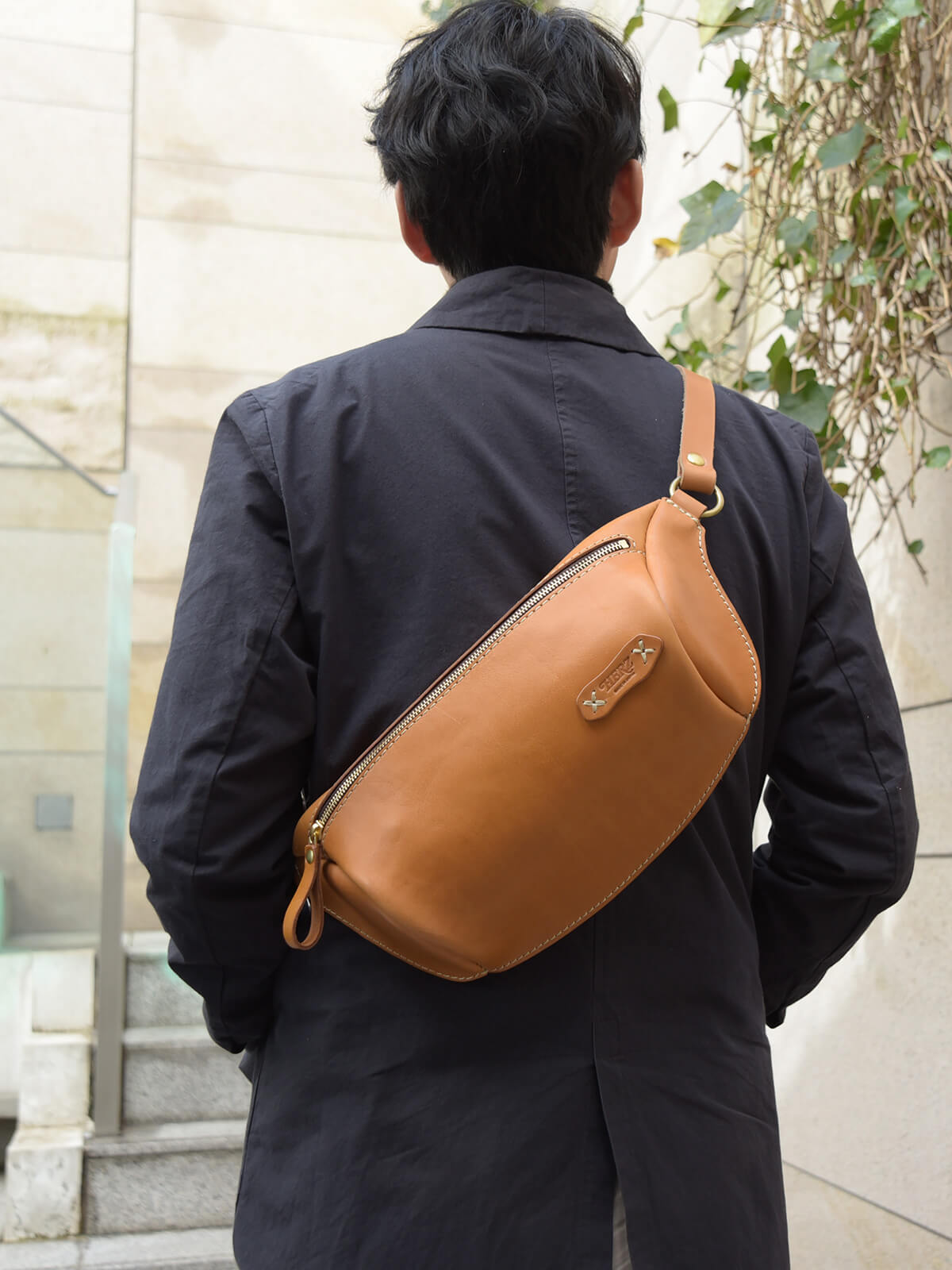 メンズ・レディース問わず人気の横型レザーボディバッグ / 革鞄のHERZ